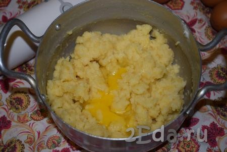 В заварное тесто добавляем по одному яйцу и перемешиваем миксером до однородности.
