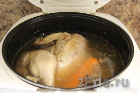 Закрыть крышку мультиварки и варить курицу на режиме "Тушение" 3 часа.