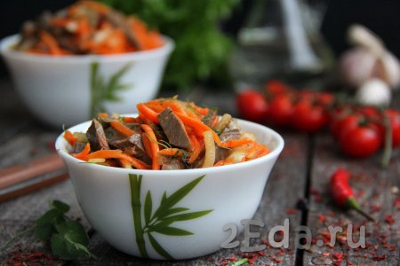 Салат из свиного сердца, маринованного с луком и морковью