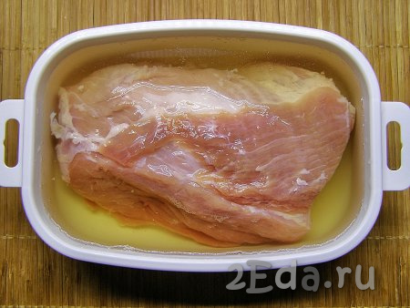 Свинину ополаскиваем холодной водой и перекладываем в глубокую ёмкость. Рассол процеживаем и заливаем им мясо. Желательно, чтобы рассол полностью покрывал кусок свинины. Убираем свинину в рассоле в прохладное место на 8-10 часов.