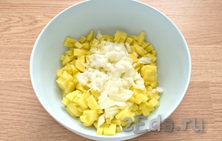 ​​​​​​Очищаем половину луковицы и нарезаем на мелкие кусочки, добавляем к картошке.
