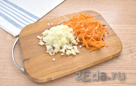 Морковь с луком очищаем. Натираем морковку на тёрке, а лук нарезаем на мелкие кусочки.