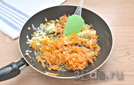 Морковку с луком обжариваем в разогретом растительном масле на среднем огне, примерно, 5-6 минут, периодически перемешивая.