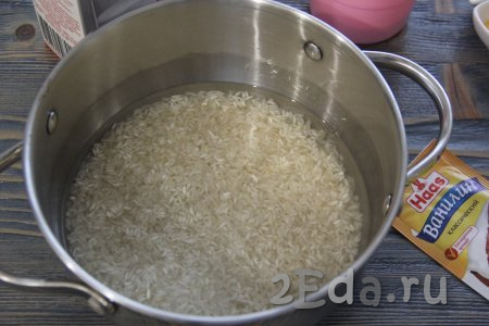 Влить поверх риса столько воды комнатной температуры, чтобы она была выше уровня риса, примерно, на 1 см.