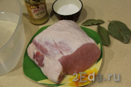 Подготовить продукты для приготовления в домашних условиях буженины из свинины в мультиварке. Желательно для запекания брать свежее мясо, но если у вас замороженное, то его следует заранее разморозить. Лучше всего размораживать мясо медленно, тогда оно потеряет меньше всего жидкости и будет сочным после запекания. Чтобы медленно разморозить мясо, положите его за сутки до запекания на верхнюю полку холодильника. Мясо должно быть в глубокой миске, чтобы выделяющаяся при разморозке влага оставалась в миске.