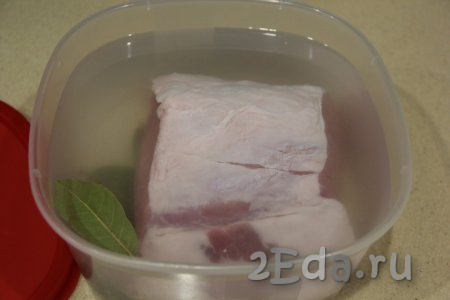 Опустить свинину в получившийся солевой раствор и оставить в холодильнике на ночь. Мясо должно быть полностью покрыто жидкостью.