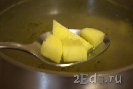 В кипящую воду выложить картофель, дать воде закипеть, а затем варить минут 15-20 (до мягкости картошки) на минимальном огне.
