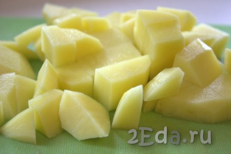 Очистить клубни картофеля и нарезать на небольшие кубики.