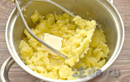 Когда картофель будет полностью готов (полностью готовый картофель должен легко прокалываться вилкой), воду сливаем. Начинаем разминать картофель толкушкой. Когда картошка начнёт приобретать однородную консистенцию, постепенно вливаем к ней тёплое кипячёное молоко, продолжая разминать её, затем вбиваем яйцо и добавляем сливочное масло, тщательно разминаем.