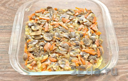 На картофельный слой равномерно раскладываем шампиньоны с морковкой и луком.