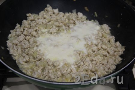 Затем на сковороду с фаршем и луком выложить сметану и плавленный сыр.