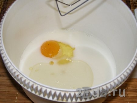 В чашу миксера вливаем кефир, добавляем яйцо и подсолнечное масло без запаха, взбиваем миксером. Долго на этом этапе взбивать не нужно, просто взбиваем до однородности.