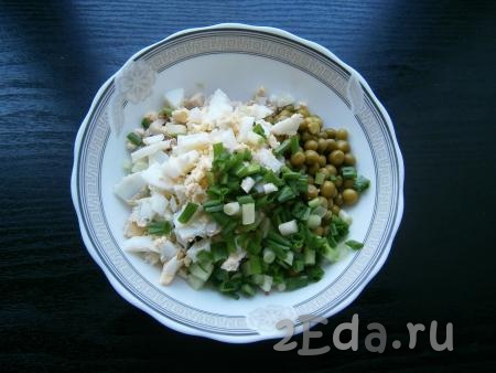 Зелёный лук мелко нарезать и вместе с рубленными вареными яйцами добавить в салат из курицы, огурца, крабовых палочек и горошка.