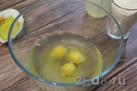 В глубокой миске соединить 500 мл картофельного отвара и яйца.