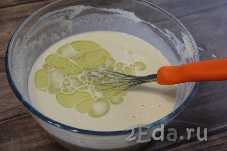 Влить растительное масло и перемешать. Соль в тесто я не добавляла, так как картофельный отвар солёный.
