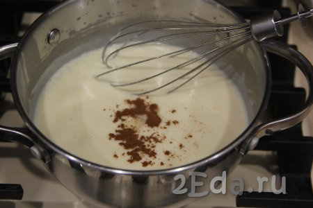 Затем в смесь муки и масла влить небольшими порциями молоко, постоянно перемешивая венчиком. Добавить соль и специи, перемешать.