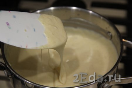 Помешивая, довести соус из молока и сыра до однородности. Сыр расплавится за считанные минуты.