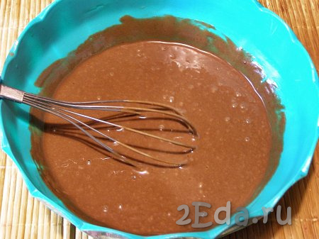 В результате должно получиться шоколадное тесто, напоминающее по консистенции сгущёнку или достаточно густую сметану. Если тесто получилось жидковатым, можно добавить немного просеянной муки.