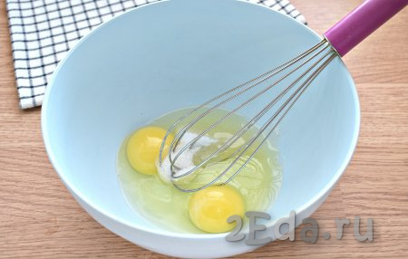 Теперь замесим блинное тесто, для этого в миску разбиваем сырые яйца, всыпаем к ним сахар и соль.