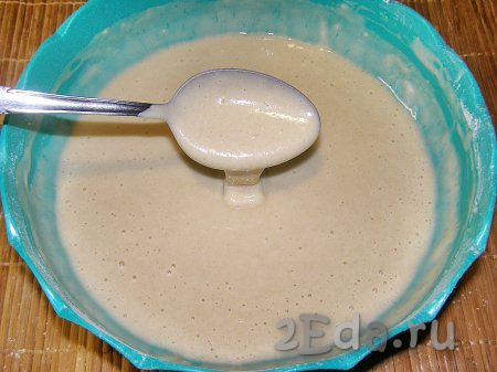 Блинное тесто должно получиться достаточно густым, вязким и по консистенции похожим на сгущённое молоко. Оставляем тесто минут на 10-15 при комнатной температуре, чтобы оно "отдохнуло".
