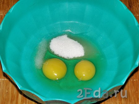 Все продукты для приготовления блинов желательно заранее достать из холодильника, чтобы они согрелись до комнатной температуры. Если времени мало, можно слегка разогреть кефир на медленном огне на плите, а яйца помыть тёплой водой. В глубокую миску разбиваем яйца, добавляем соль, 2 столовые ложки сахара и хорошо перемешиваем венчиком (или миксером), чтобы сахар растворился. Если вы любите блины послаще, можно добавить 3-4 столовых ложки сахара.