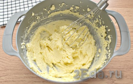 Масло взбиваем с сахаром в течение двух минут при помощи миксера. Получится масляная масса, как на фото.