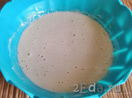 Через 15-20 минут опара немного увеличится в объёме, на её поверхности появятся пузырьки. Кладём в опару соль, яйцо и оставшийся сахар, ещё раз хорошо перемешиваем.