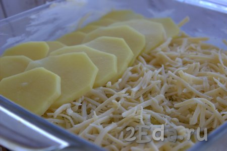 Далее выложить внахлёст оставшиеся кружочки картофеля, сверху равномерно разложить ещё 1/3 часть натёртого сыра.