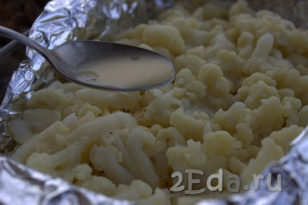 В форму поверх цветной капусты равномерно влить молочно-яичную смесь. Запекать картошку с цветной капустой в заранее разогретой до 180 градусов духовке, примерно, 30-35 минут.