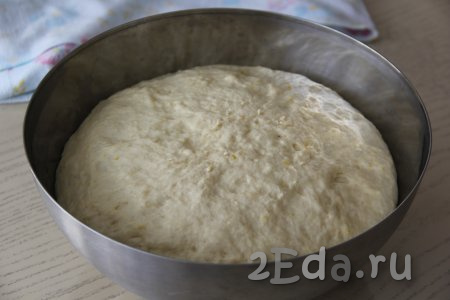 Переложить тесто в объёмную миску, накрыть плёнкой (или полотенцем) и убрать в тёплое место, без сквозняков, часа на 1,5 (до увеличения в объёме минимум в 2 раза).