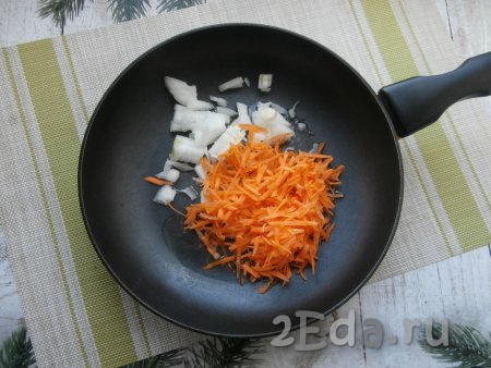 Морковку и лук очистить. Мелко нарезать луковицу, натереть на средней тёрке морковку и переложить в сковороду с растительным маслом.