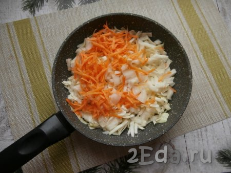 Добавить натёртую морковку и мелко нарезанный лук.