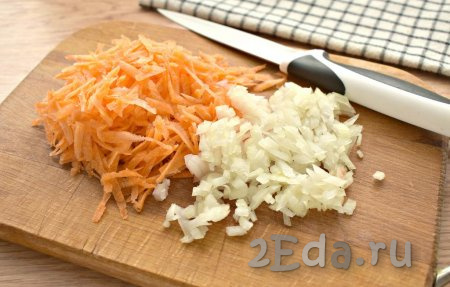 Лук нарезаем достаточно мелко, натираем морковку на средней тёрке.
