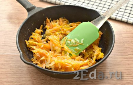 Хорошо прогреваем растительное масло в сковороде, выкладываем морковку с луком и на среднем огне обжариваем их минут 5-7, периодически перемешивая. Овощи должны стать мягкими.