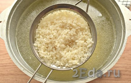 Промываем рис, откидываем его на сито, чтобы лишняя жидкость слилась. После того как картофель проварится в закипевшем бульоне 5 минут, добавляем рис, варим 20 минут.