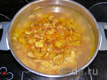 Когда картошка с гречкой станут достаточно мягкими, выкладываем в кастрюлю шампиньоны с овощами со сковороды. При необходимости можно долить немного воды и подсолить по вкусу.