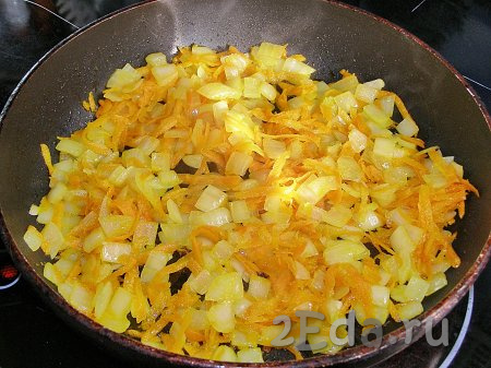 Морковку и луковицу очищаем. В сковороде прогреваем растительное масло, выкладываем мелко нарезанный лук и натёртую морковь, обжариваем овощи, помешивая, на среднем огне в течение 3-4 минут. Морковка с луком должны стать достаточно мягкими.