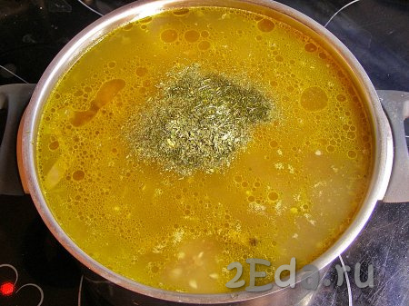 По желанию, добавляем в суп сушёную зелень и перемешиваем. На сильном огне доводим суп до кипения, после закипания уменьшаем огонь до минимального и варим под закрытой крышкой постный грибной суп минут 5.