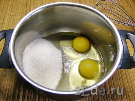 Сначала приготовим заварной крем, для этого в небольшую кастрюльку с толстым дном вбиваем яйца, добавляем сахар, ванилин и слегка перемешиваем венчиком, чтобы ингредиенты соединились.