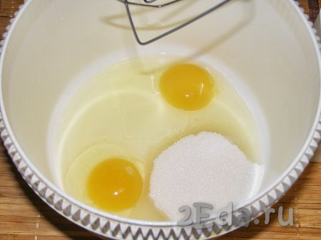 Пока крем остывает, приготовим вафельные коржи. Тесто можно замесить миксером, а можно просто венчиком. Смешиваем яйца с сахаром и щепоткой соли до однородного состояния.