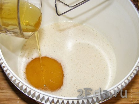 Вливаем в яично-сахарную смесь жидкий мёд. Если у вас мёд засахарился, его нужно заранее прогреть на водяной бане и остудить до комнатной температуры. Ещё раз хорошо перемешиваем.