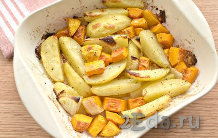 Форму с картошкой и тыквой ставим в духовку и запекаем при той же температуре минут 25-30 (до готовности овощей). Готовые картошка и тыква должны легко прокалываться ножом. 