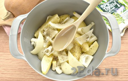 К картошке с луком вливаем оливковое (или другое растительное) масло, тщательно перемешиваем. Стараемся, чтобы овощи равномерно были покрыты специями и маслом.