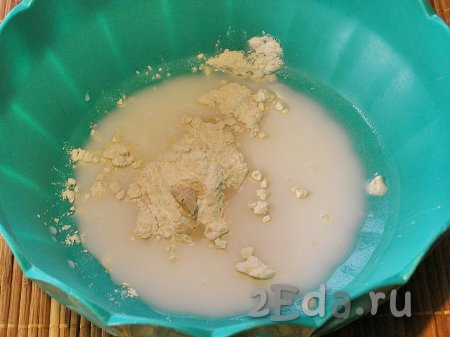 Для замешивания сдобного дрожжевого теста сначала сделаем опару. Для этого молоко подогреваем, приблизительно, до 40 градусов, переливаем в глубокую миску, добавляем дрожжи, сахар и 2 столовые ложки муки, очень хорошо перемешиваем ложкой (или венчиком), чтобы не было комочков, и убираем в тёплое место минут на 15.