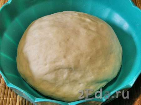 После того как тесто увеличится в объёме, примерно, в два раза, обминаем его руками.