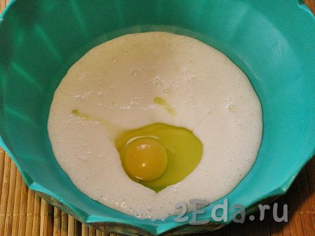 Кефир и яйцо желательно заранее достать из холодильника, чтобы они согрелись до комнатной температуры. В глубокую миску переливаем кефир, добавляем яйцо и перемешиваем венчиком до однородного состояния.