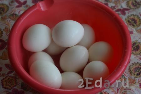 Готовые яйца обдаем ледяной водой и обтираем бумажными полотенцами (яйца можно красить как холодными, так и горячими).
