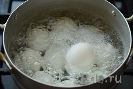 Сварим яйца вкрутую. Для того чтобы яйца не полопались в воде, их надо предварительно достать из холодильника и дать согреться до комнатной температуры. Яйца комнатной температуры кладём в холодную воду, ставим на огонь и доводим до кипения, уменьшаем огонь и варим 10-12 минут с момента закипания (для окрашивания нам нужны яйца, сваренные вкрутую).