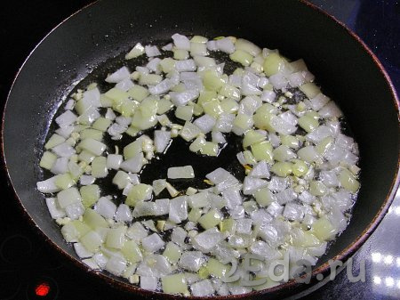 На сковороде прогреваем растительное масло, выкладываем чеснок с луком и обжариваем их на среднем огне до прозрачности лука (на это потребуется 3-4 минуты).