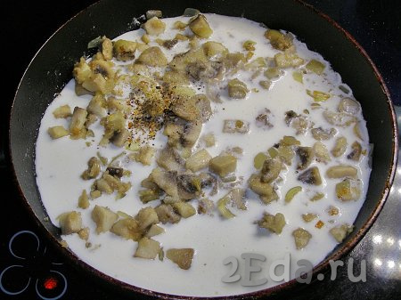Вливаем в сковородку с грибами сливки, добавляем соль и перец по вкусу, перемешиваем и доводим сливочно-грибной соус до кипения. После закипания снимаем сковородку с огня.